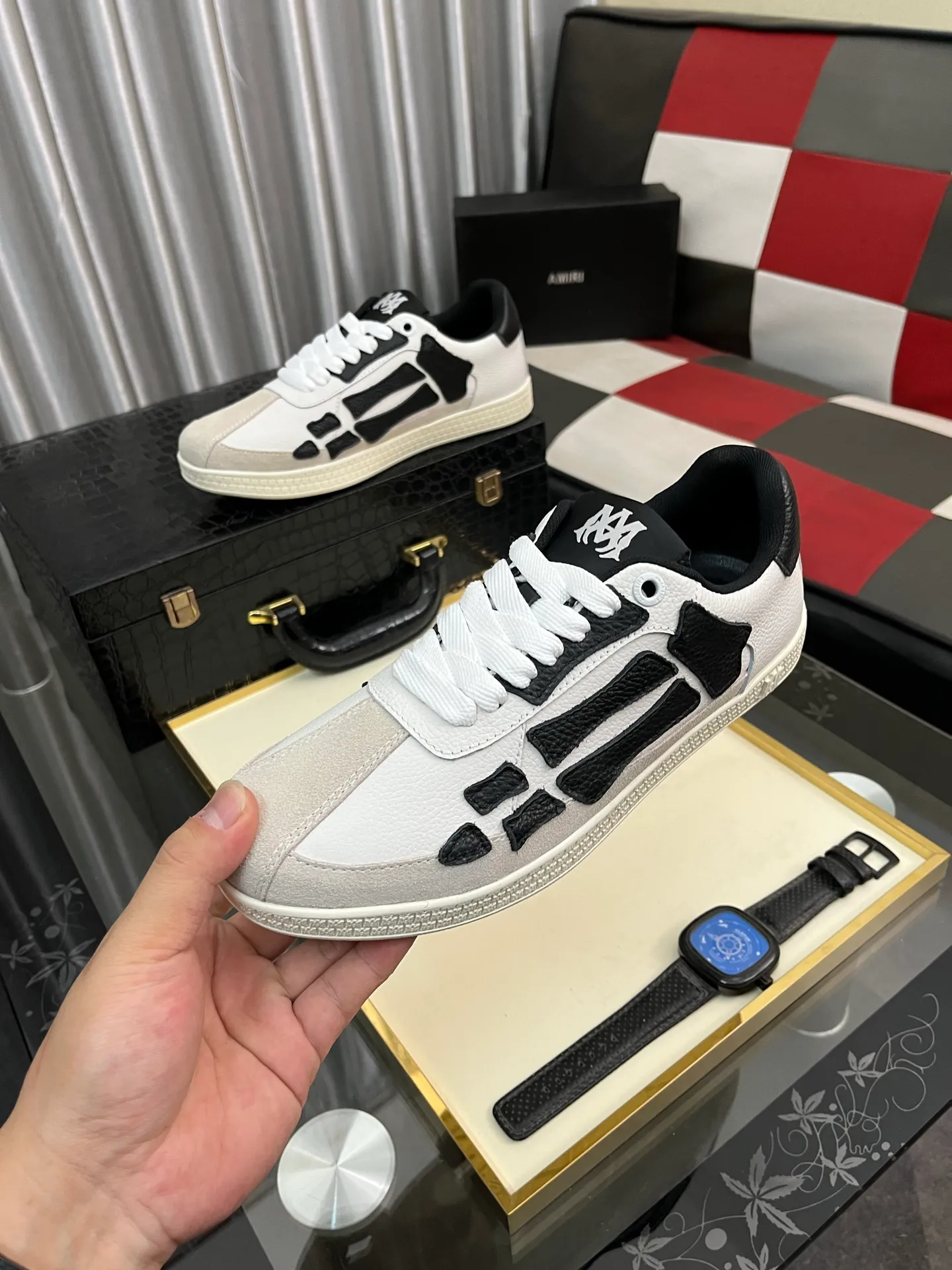 Men's shoes 💰420⌚️⌚️《AMIR*》New men's low-top casual sports sneakers bone shoes, another pair of irresistible bone shoes. Bone shoes are one of AMIRI's most popular items. They use first-layer cowhide uppers. The side bones are made of two cowhide laminations. They have a three-dimensional feel. The leather incisions are all oil-edged. Contrasting color design. Simple style. Fashionable sports. Customized metal LOGO nameplate to embellish shoelaces. Exclusive control of top version. Supports comparison. Breathable mesh lining Original rubber outsole A must-have item for daily leisure Suitable for various occasions Check it out if you pursue high quality Super cool uppers Size: 38-443️⃣ Colors available